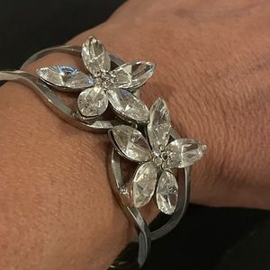 Stunning vintage rhinestone and silver hinges cuff bracelet flower   Super retro